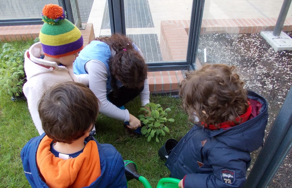Un'immagine che ritrae capispalla, scarpa, giacca, jeans e bambino.