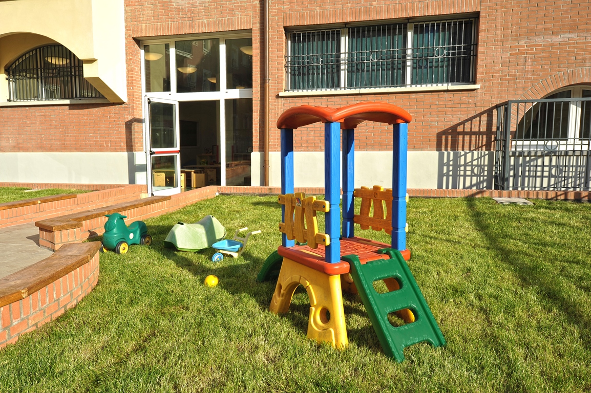 Un'immagine che ritrae scivolo da parco giochi, attrezzature da gioco all'aperto, ricreazione, scivolo e bambino.