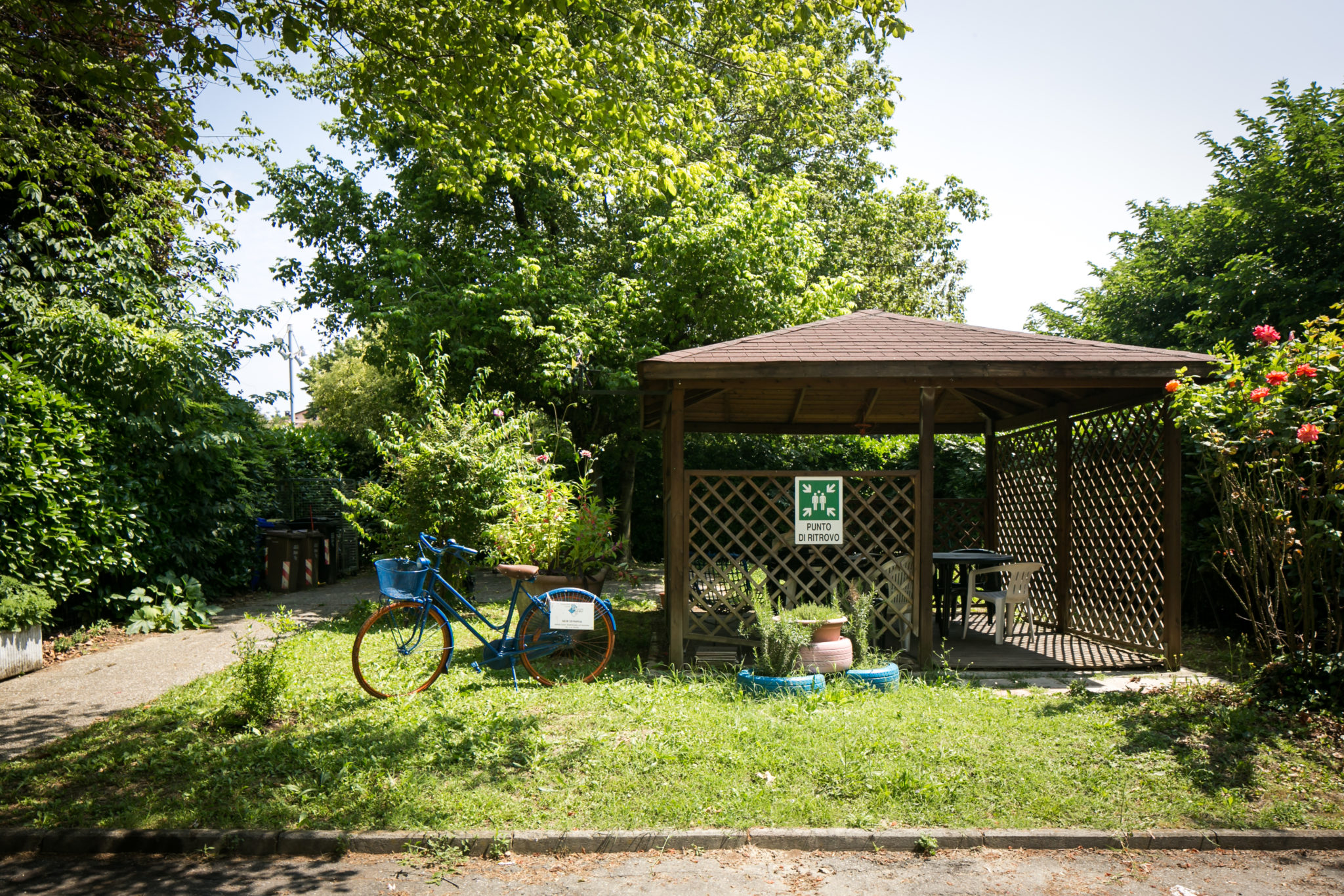 Un'immagine che ritrae giardino, ombra, struttura esterna, gazebo e padiglione.