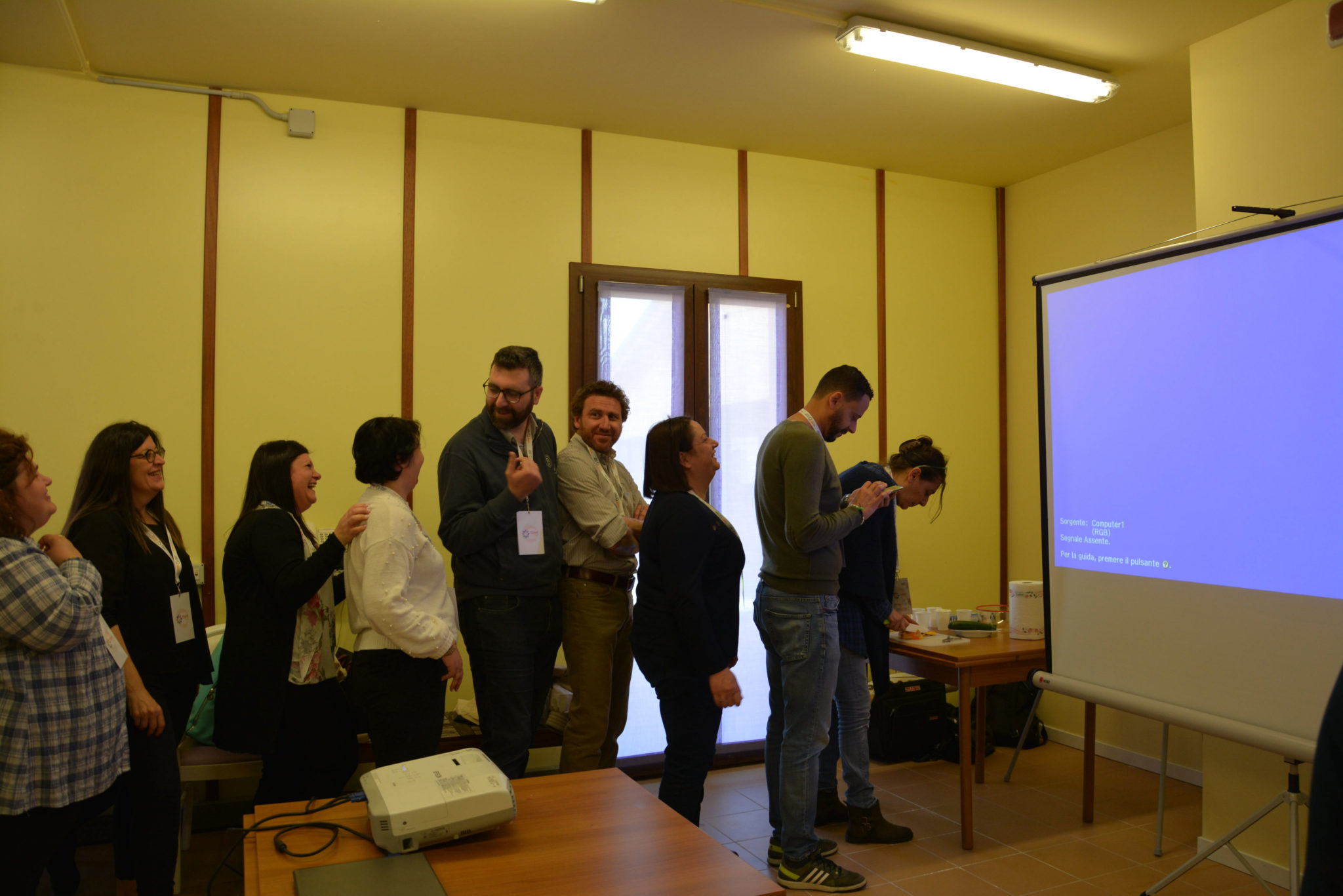 Un'immagine che ritrae dispositivo elettronico, mobilia, presentazione, sedia e tecnologia.