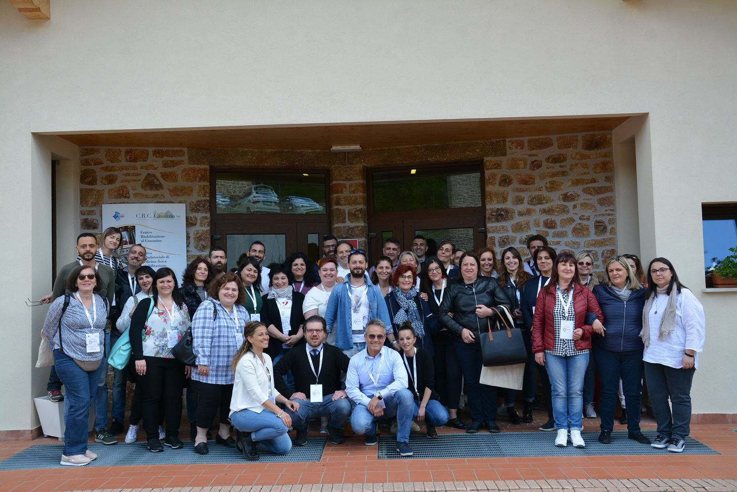 Un'immagine che ritrae jeans, gruppo sociale, comunità, folla e sala.