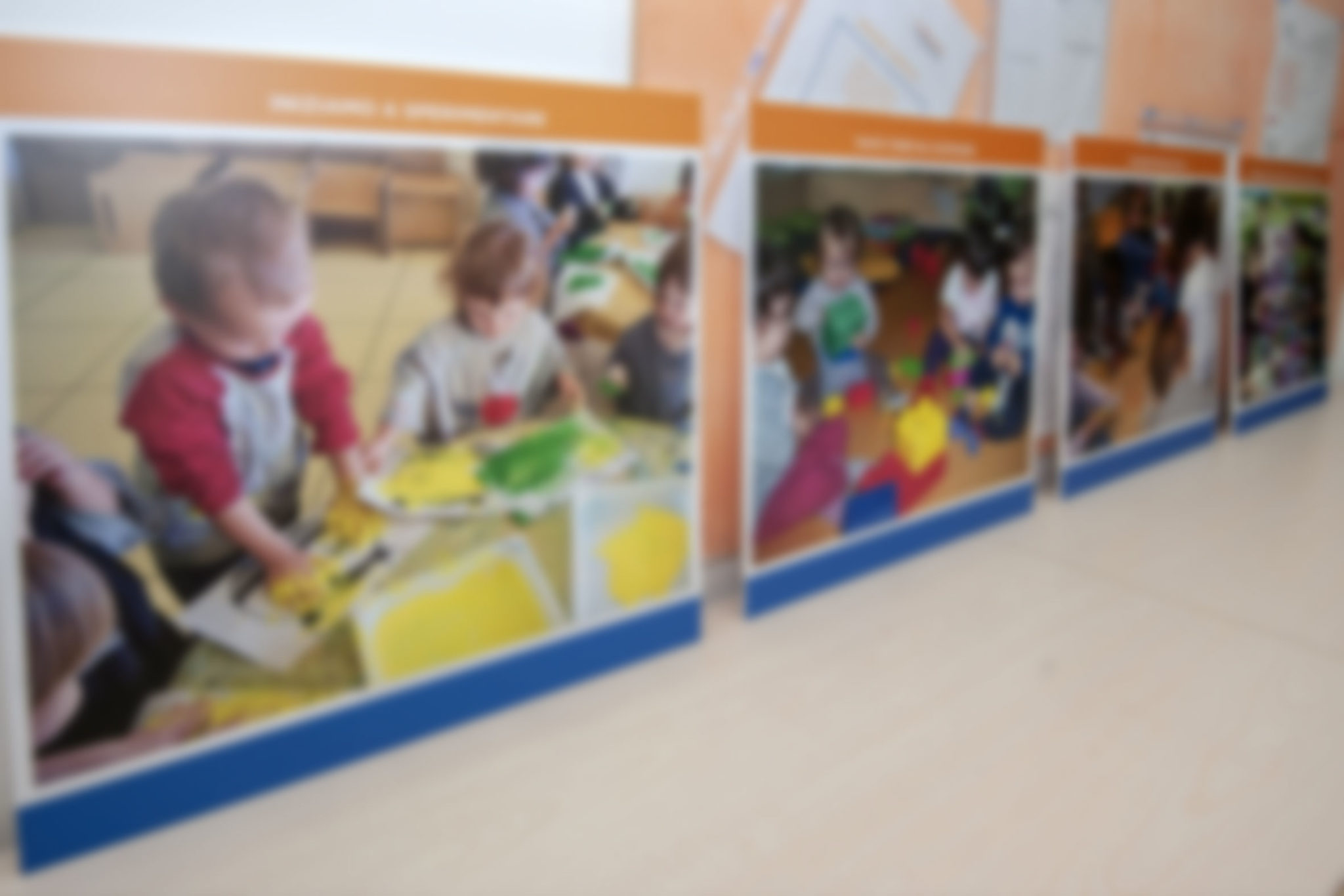 Un'immagine che ritrae pavimentazione, pavimento, bambino, pulizia e plastica.