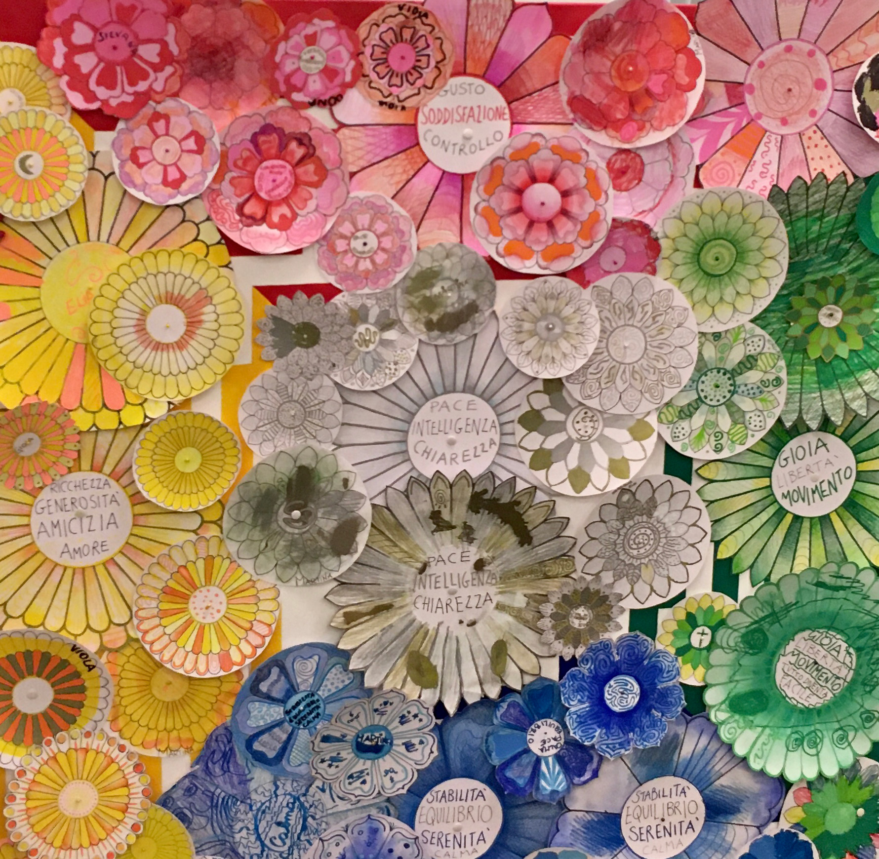 Un'immagine che ritrae carta, prodotto di carta, rosa, arti creative e mestiere.
