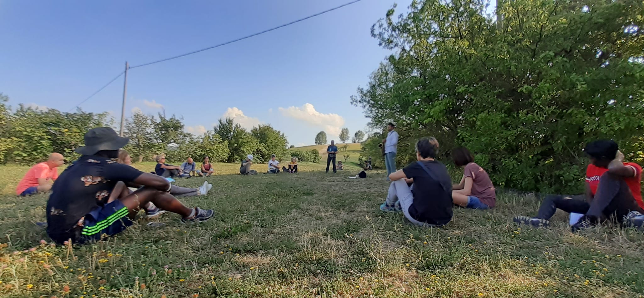 Un'immagine che ritrae erba, ricreazione, comunità, gruppo sociale e prateria.