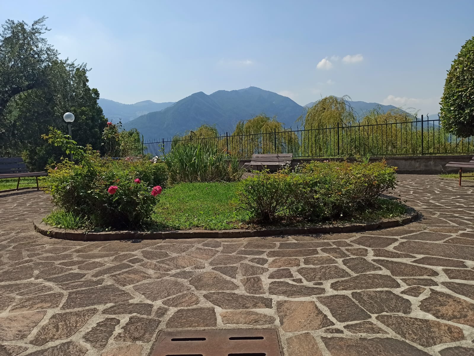 Un'immagine che ritrae forme montuose, collina, montagna, catena montuosa e lastra di pietra.