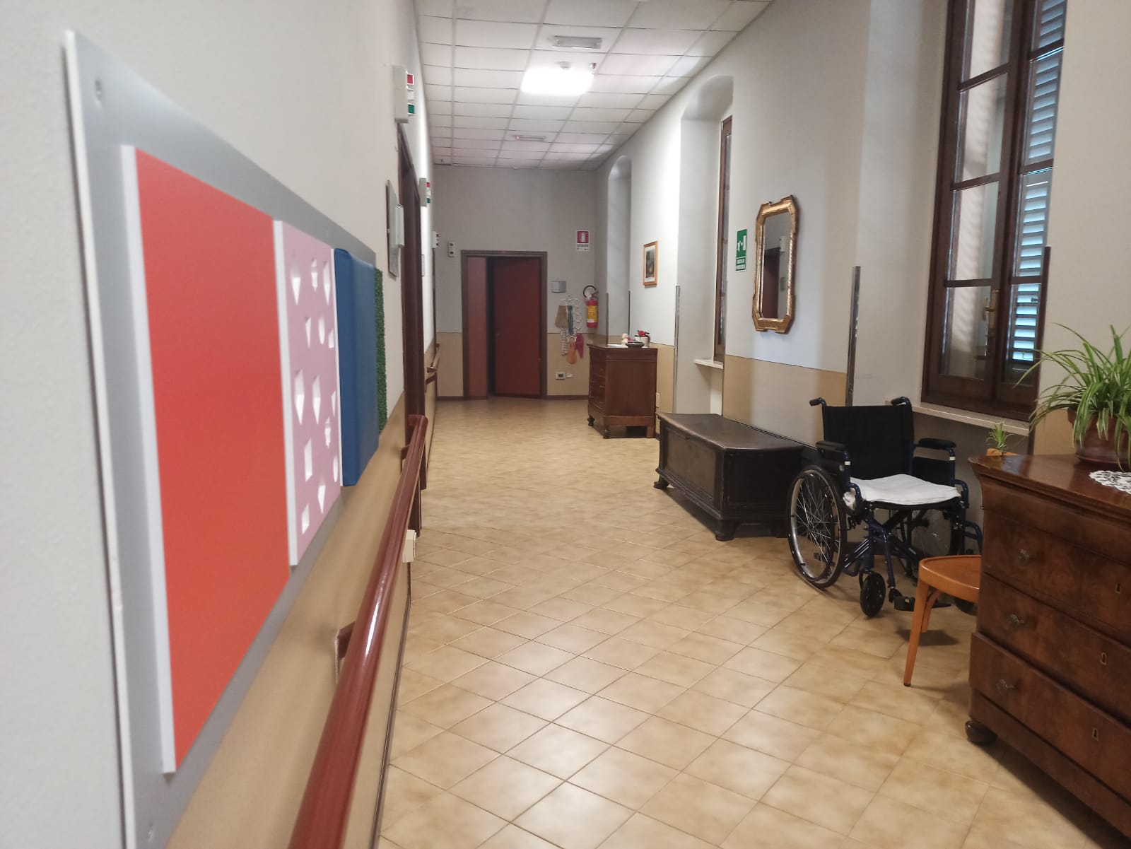 Un'immagine che ritrae pavimentazione, mobilia, pavimento, design d'interni e camera.