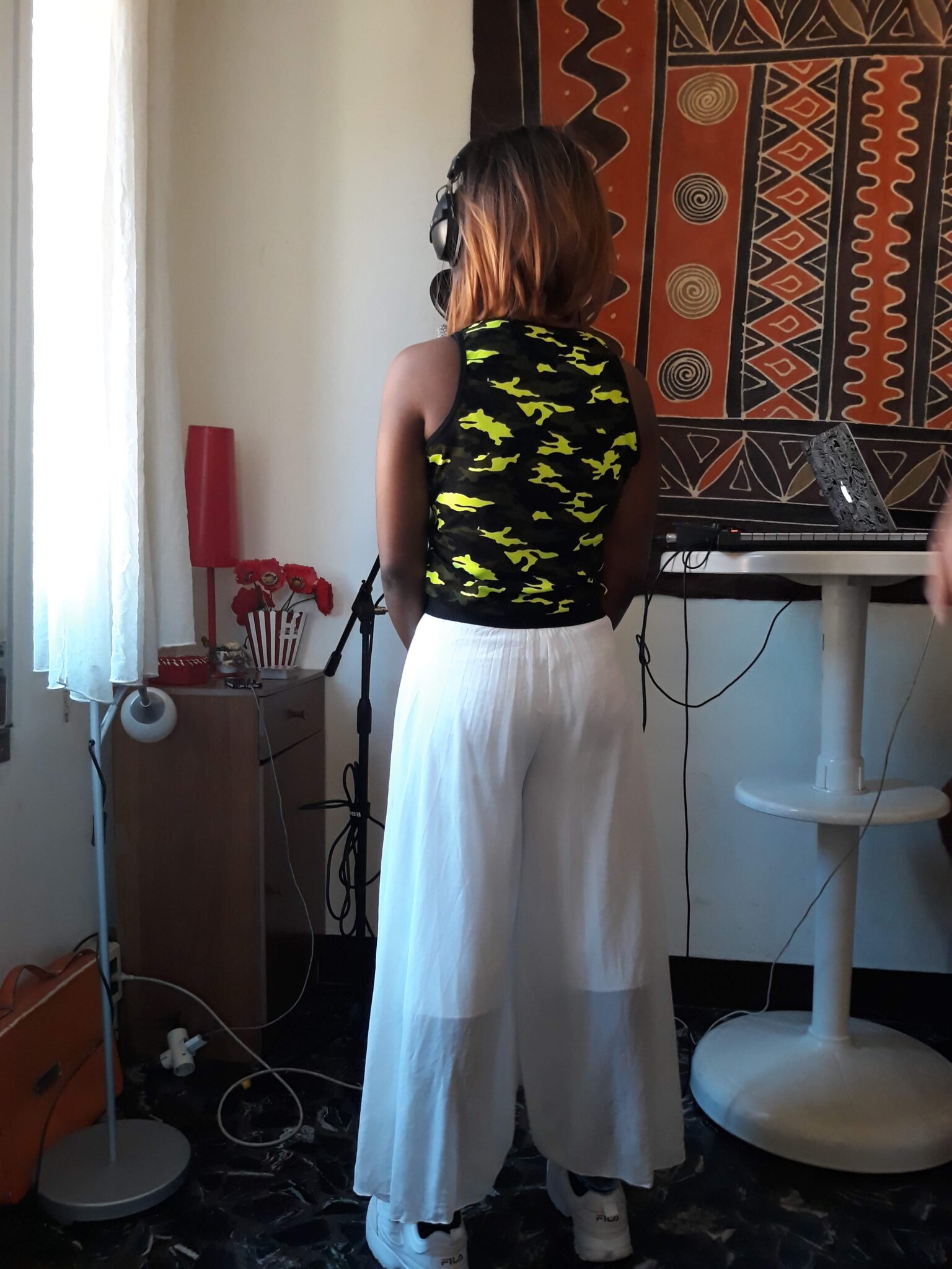 Un'immagine che ritrae moda, vita, torso, pantaloni attivi e addome.