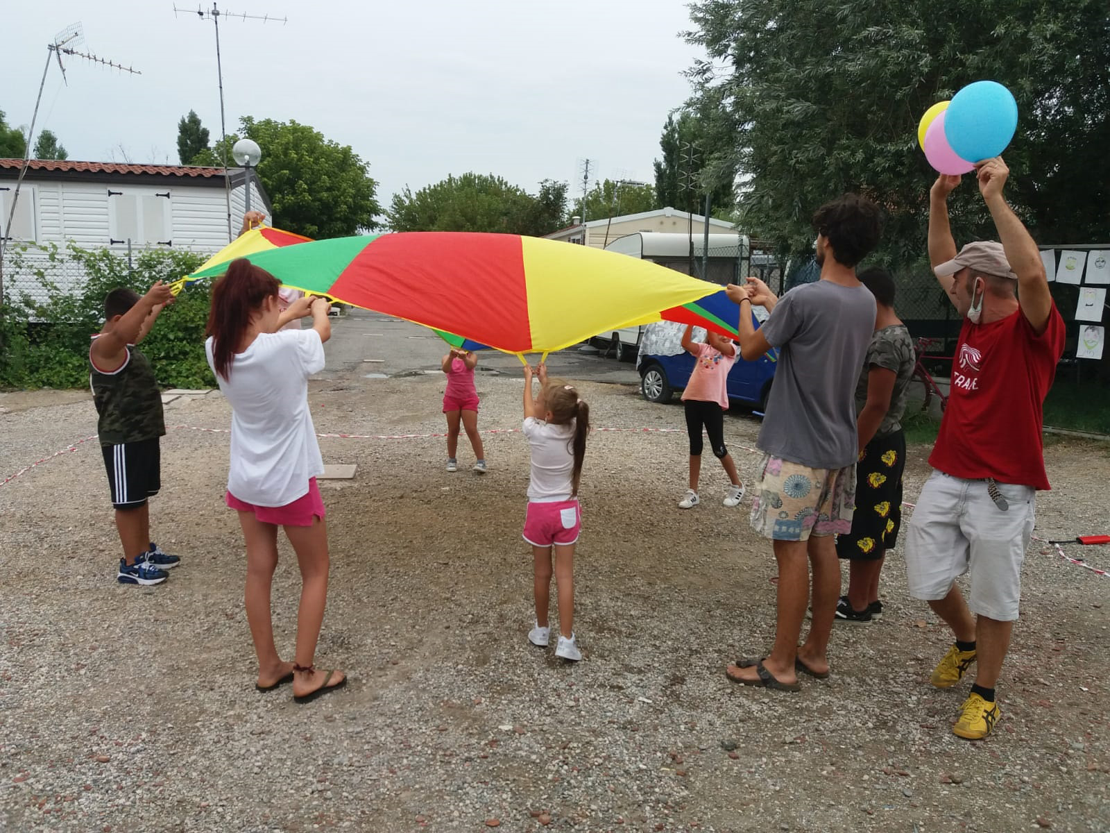 Un'immagine che ritrae pantaloncini, estate, ricreazione, comunità e divertimento.