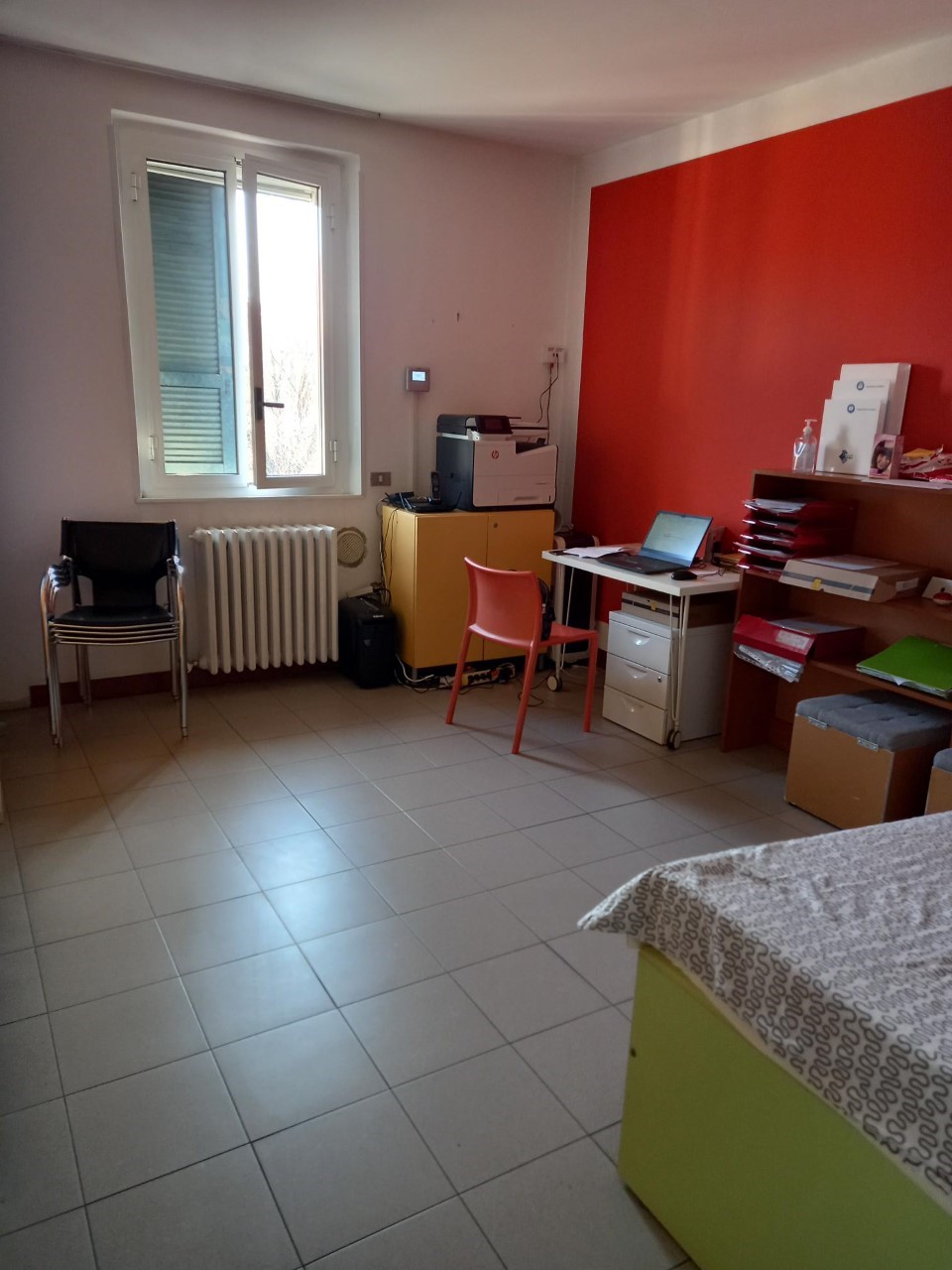 Un'immagine che ritrae mobilia, pavimentazione, pavimento, legna e design d'interni.