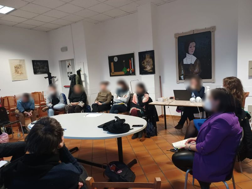 Un'immagine che ritrae mobilia, sedia, design d'interni, giacca e sala.