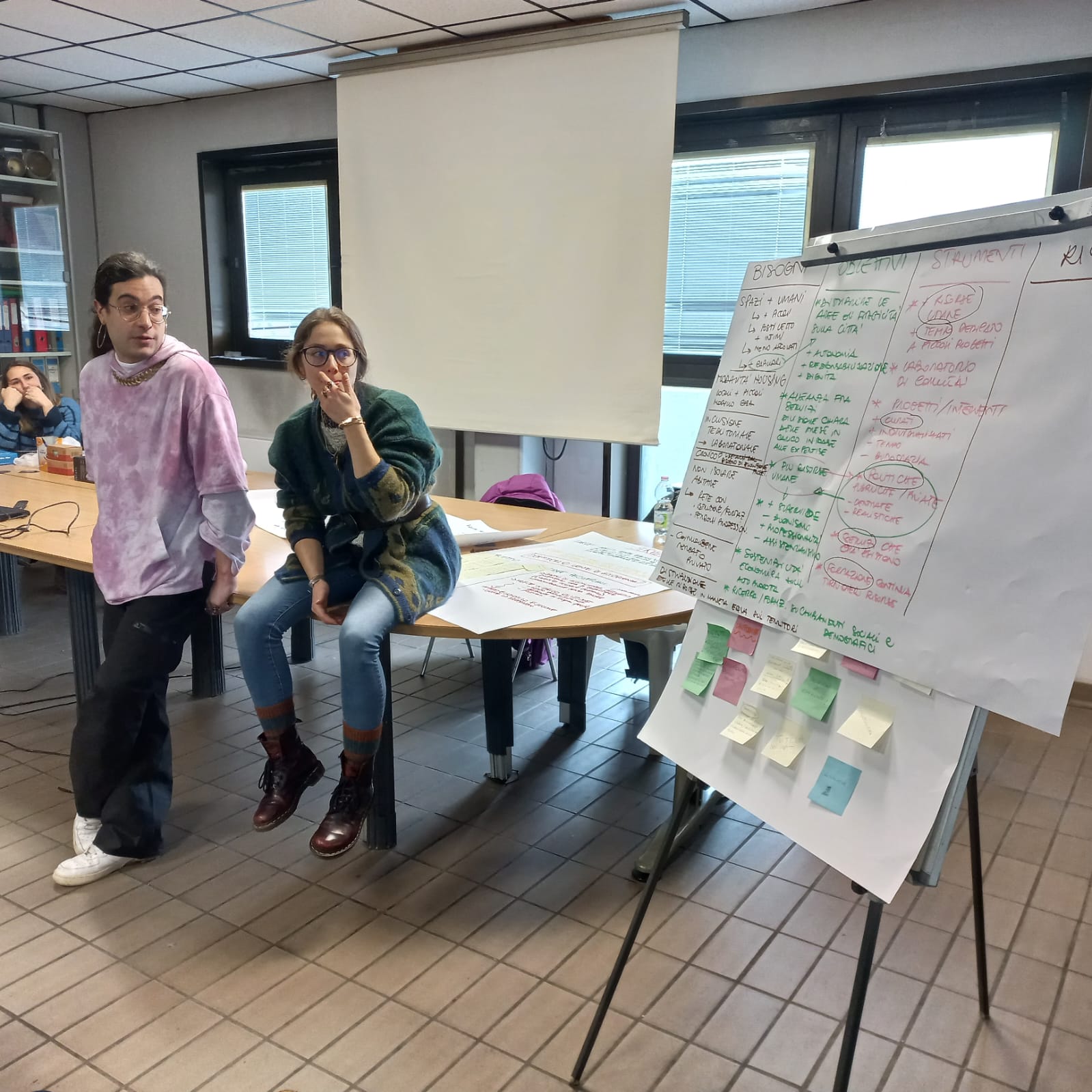 Un'immagine che ritrae mobilia, jeans, grafia, sedia e forniture per ufficio.