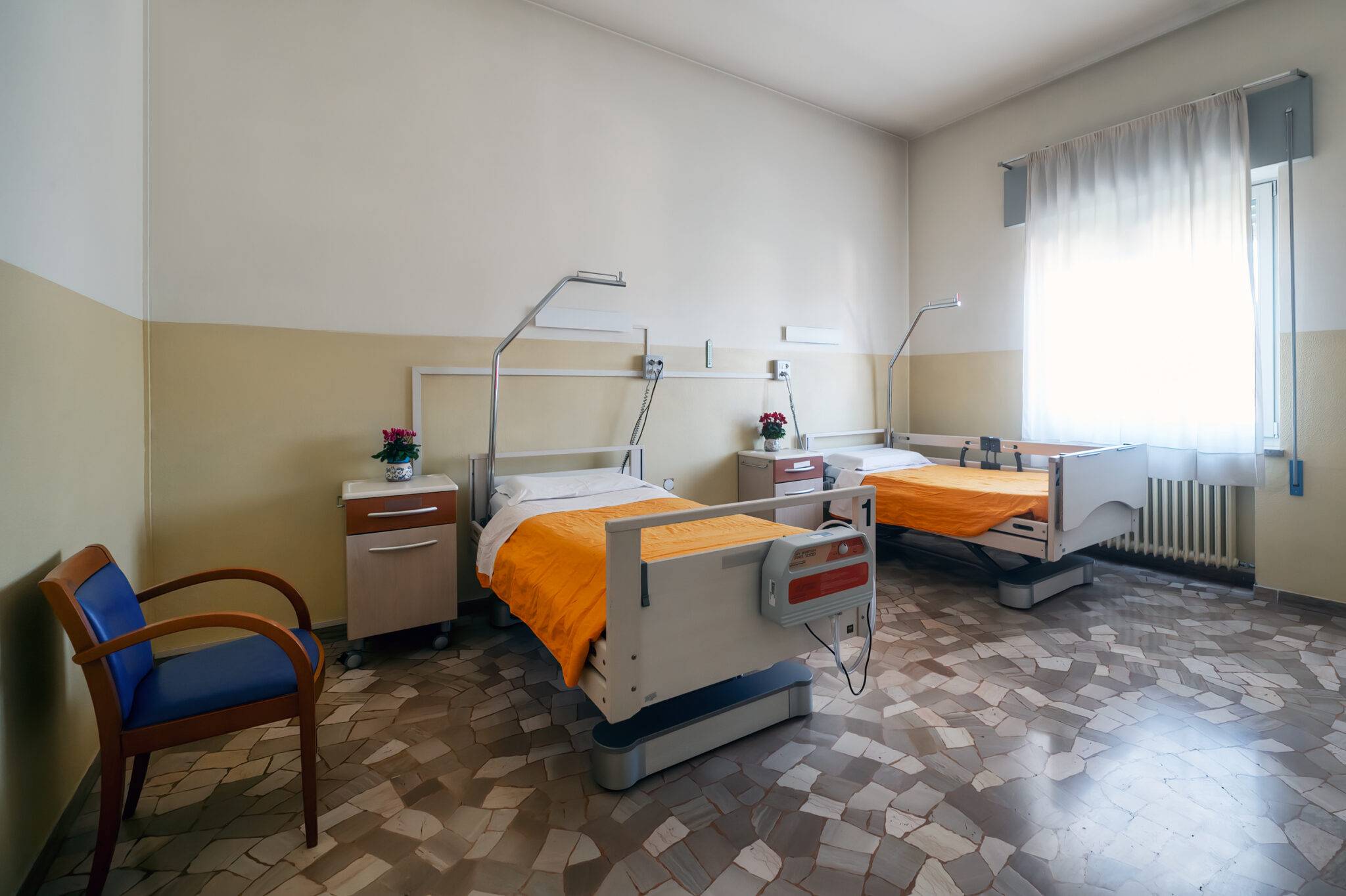 Un'immagine che ritrae pavimentazione, pavimento, design d'interni, mobilia e soffitto.