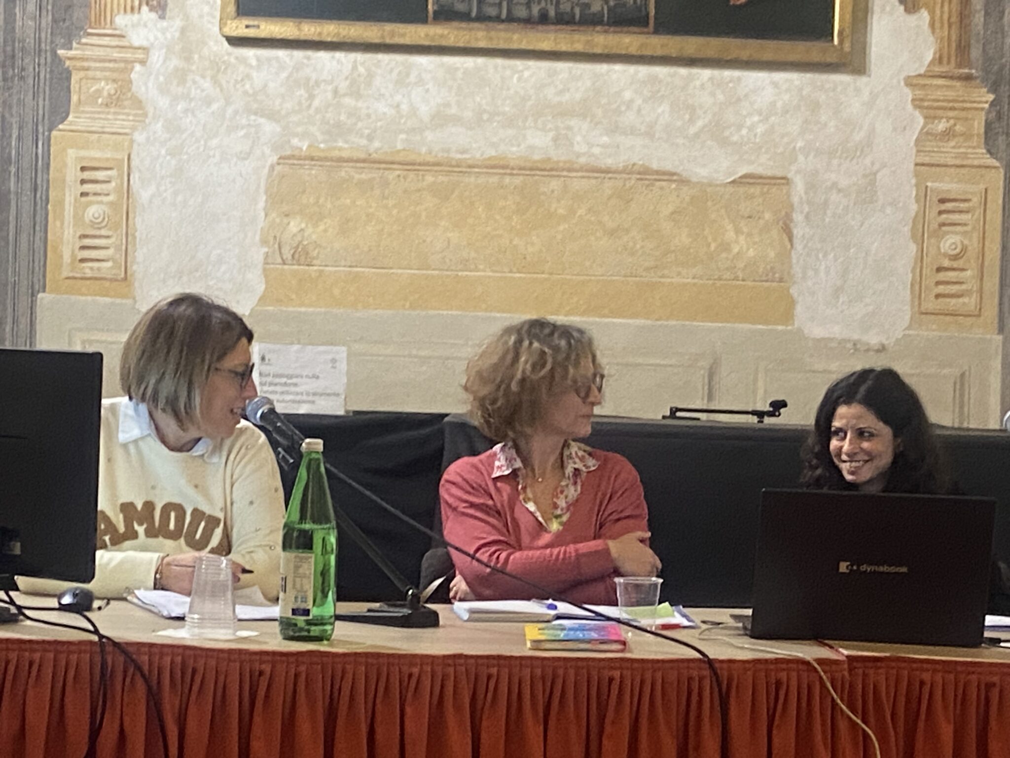 Un'immagine che ritrae mobilia, tavolo, dispositivo elettronico, scrivania e sedia.