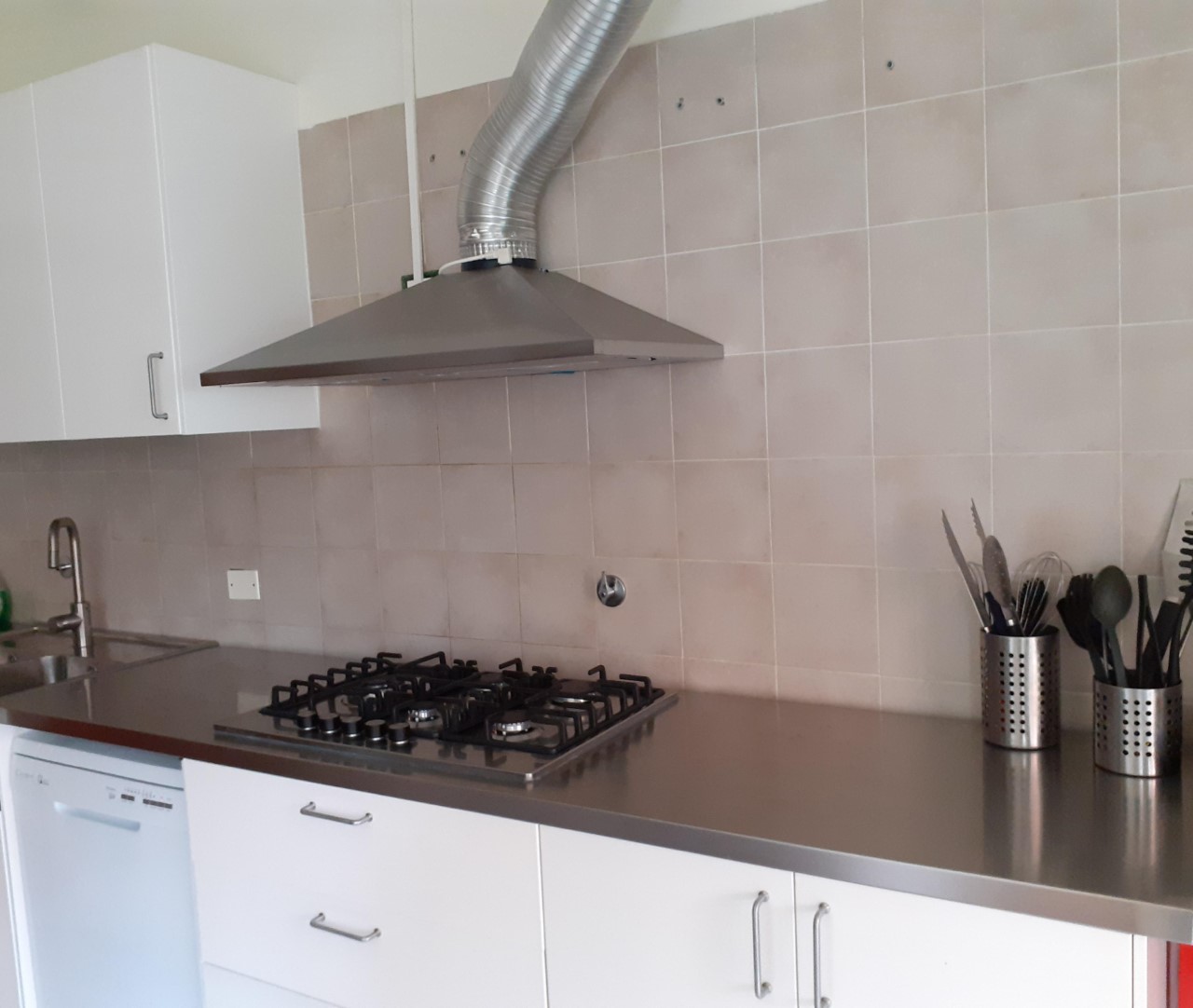Un'immagine che ritrae cucina, elettrodomestico da cucina, stufa da cucina, piano di lavoro e fornello a gas.