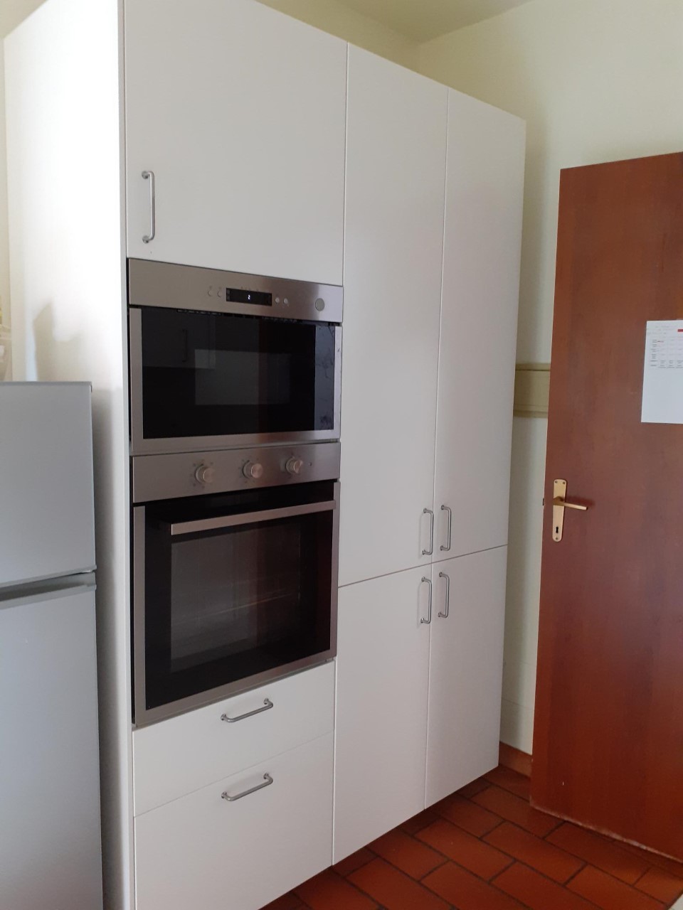 Un'immagine che ritrae elettrodomestico da cucina, elettrodomestico principale, mobili, pavimentazione e cucina.