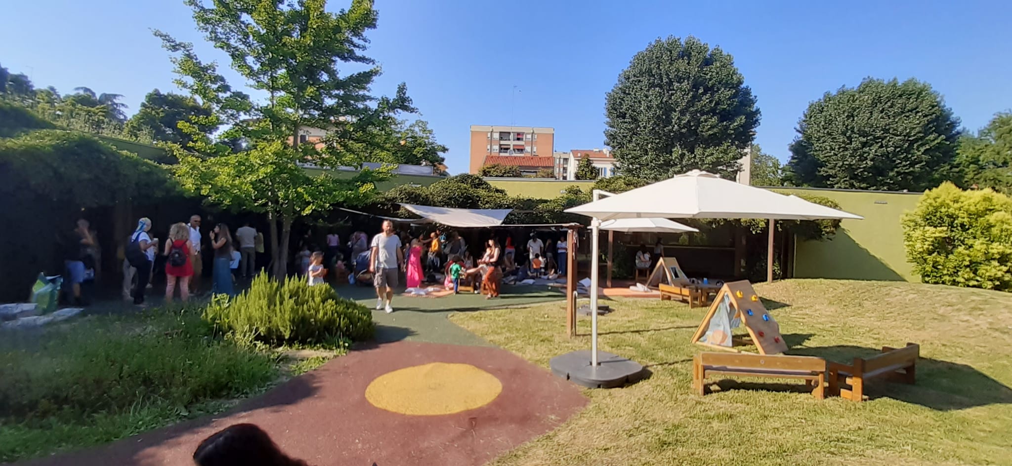 Un'immagine che ritrae ricreazione, tempo libero, prato, giardino e ombra.